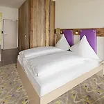 Hotel Explorer