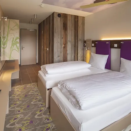 Hotel Explorer
