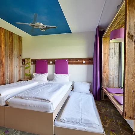 Hotel Explorer