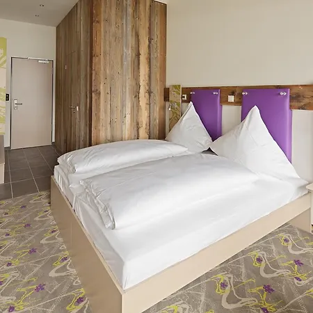 Hotel Explorer